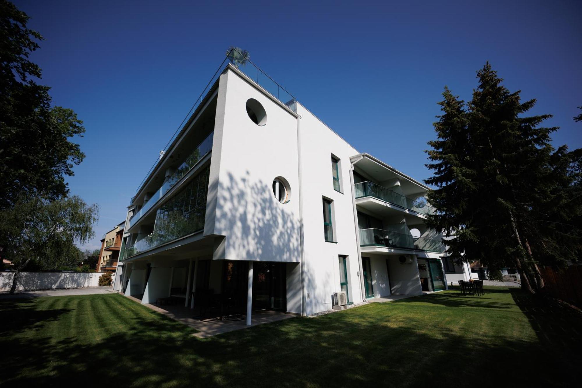 שיופוק Villa Bauhaus Labi Garden Wellness Apartman מראה חיצוני תמונה