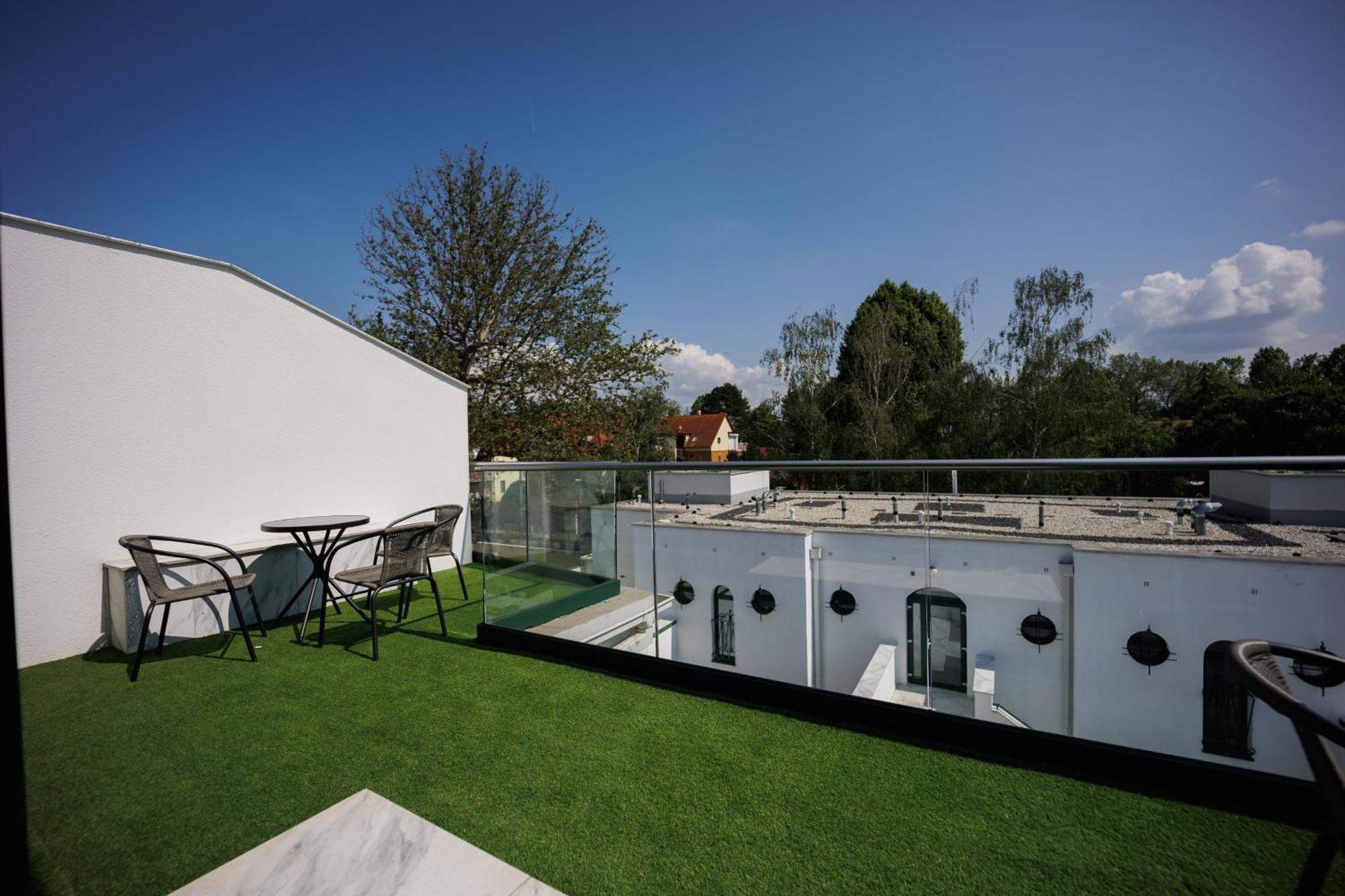 שיופוק Villa Bauhaus Labi Garden Wellness Apartman מראה חיצוני תמונה