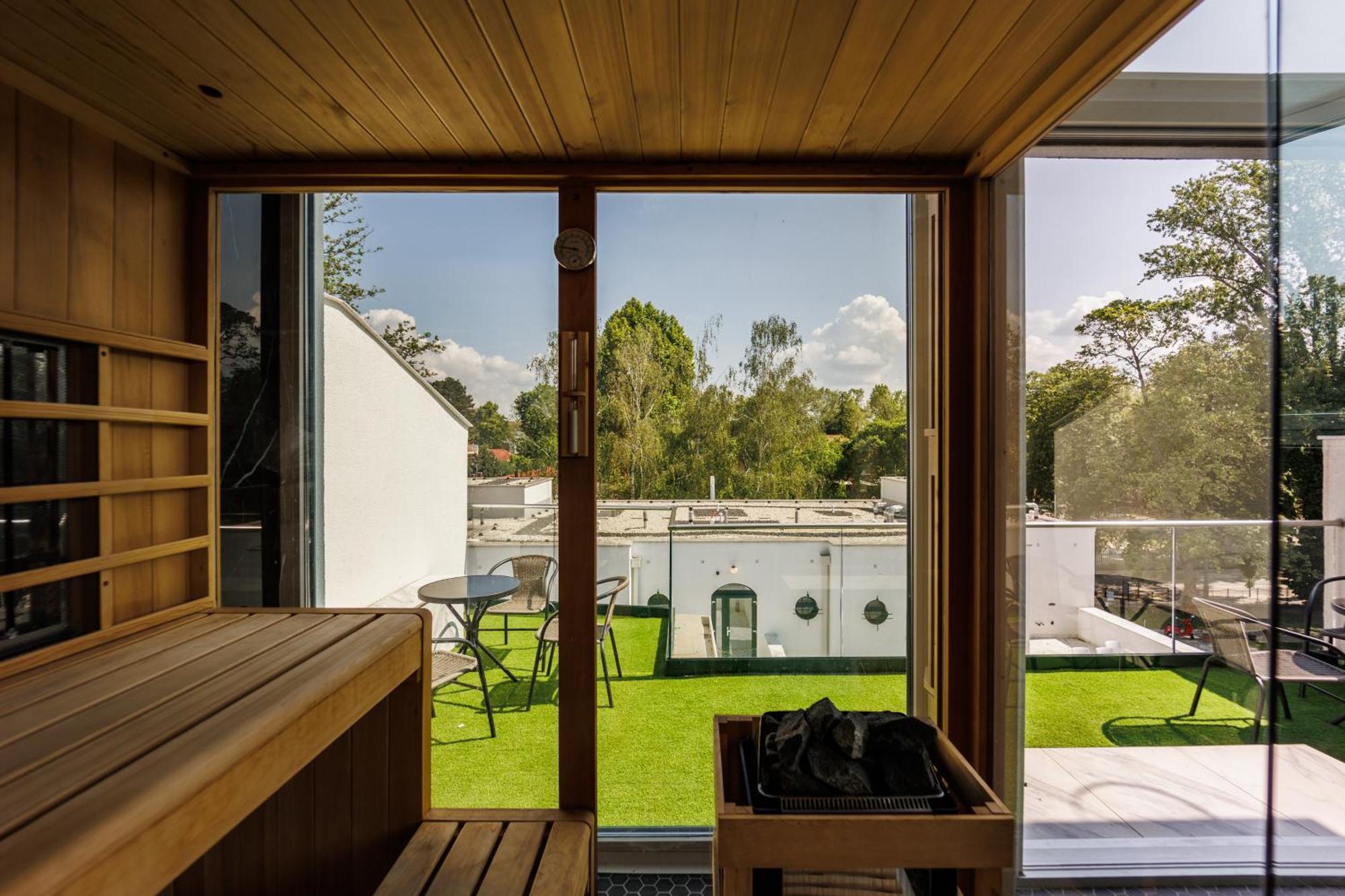 שיופוק Villa Bauhaus Labi Garden Wellness Apartman מראה חיצוני תמונה