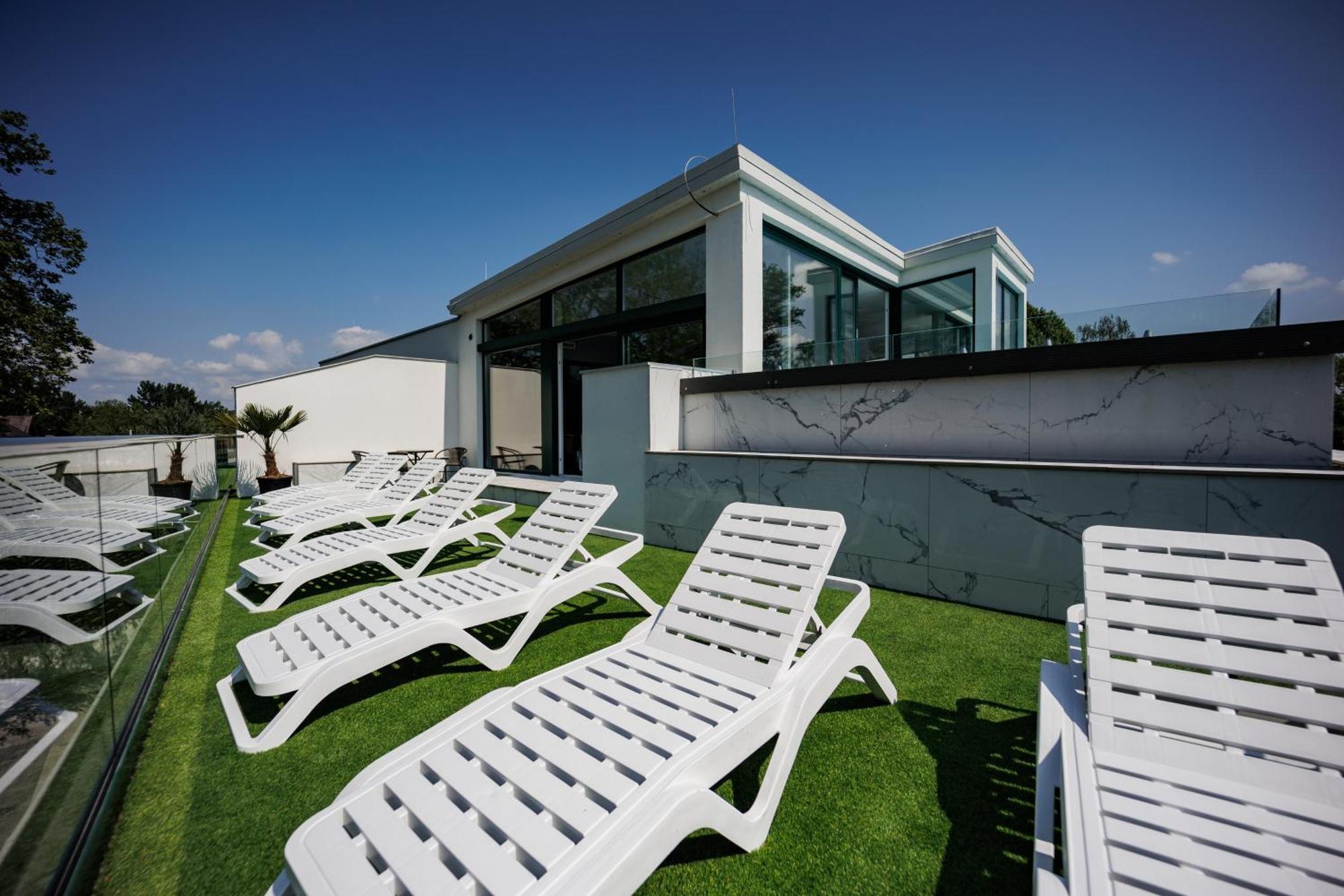 שיופוק Villa Bauhaus Labi Garden Wellness Apartman מראה חיצוני תמונה