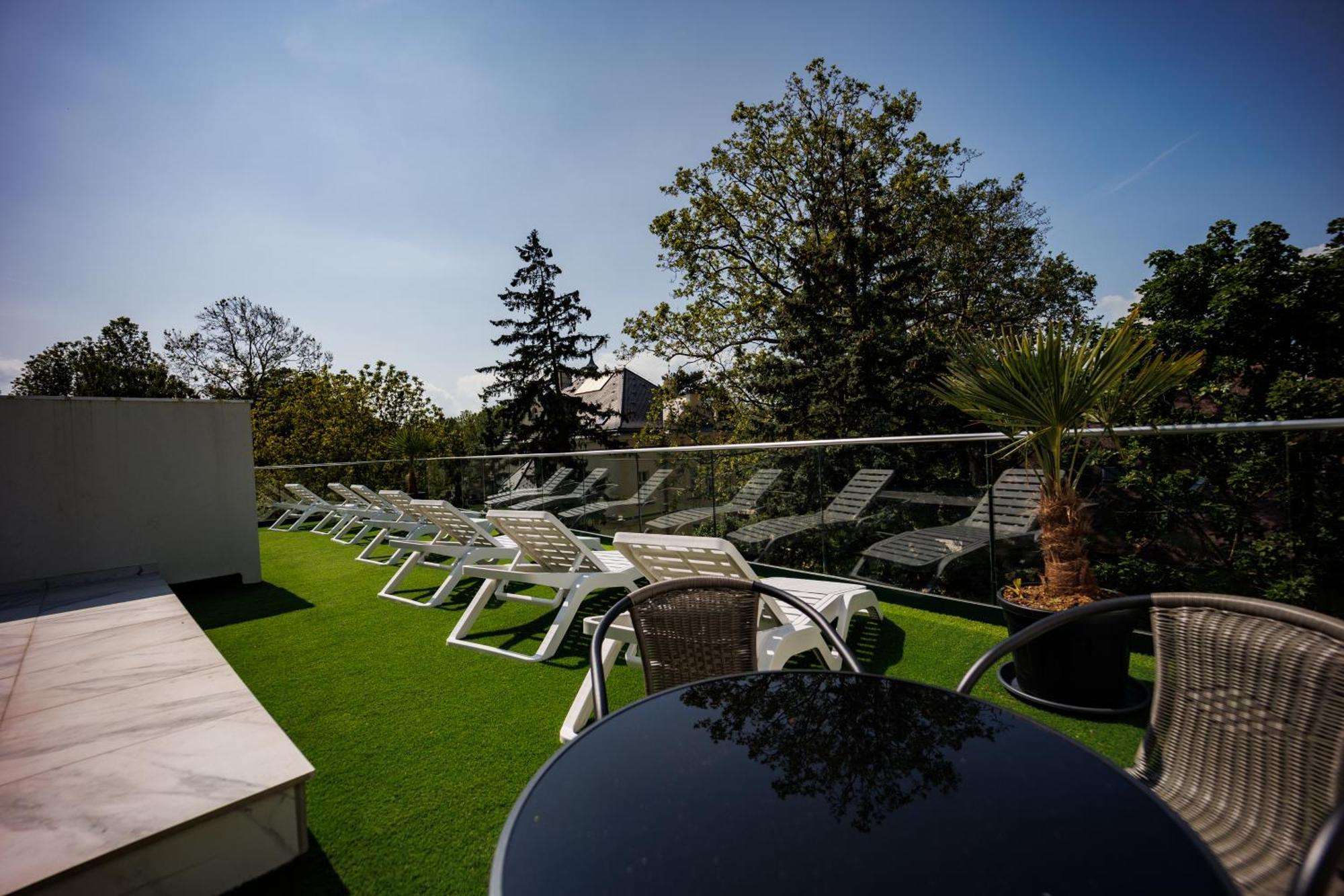 שיופוק Villa Bauhaus Labi Garden Wellness Apartman מראה חיצוני תמונה