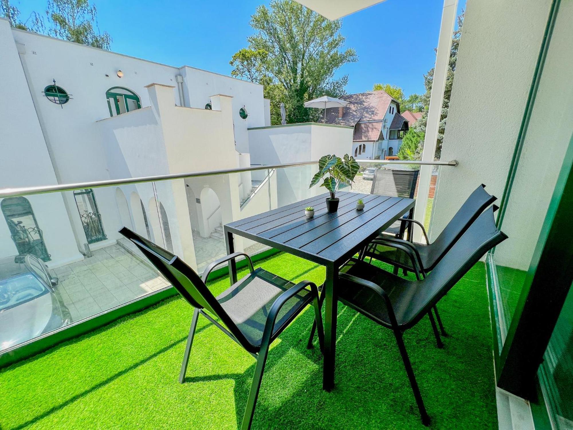 שיופוק Villa Bauhaus Labi Garden Wellness Apartman מראה חיצוני תמונה